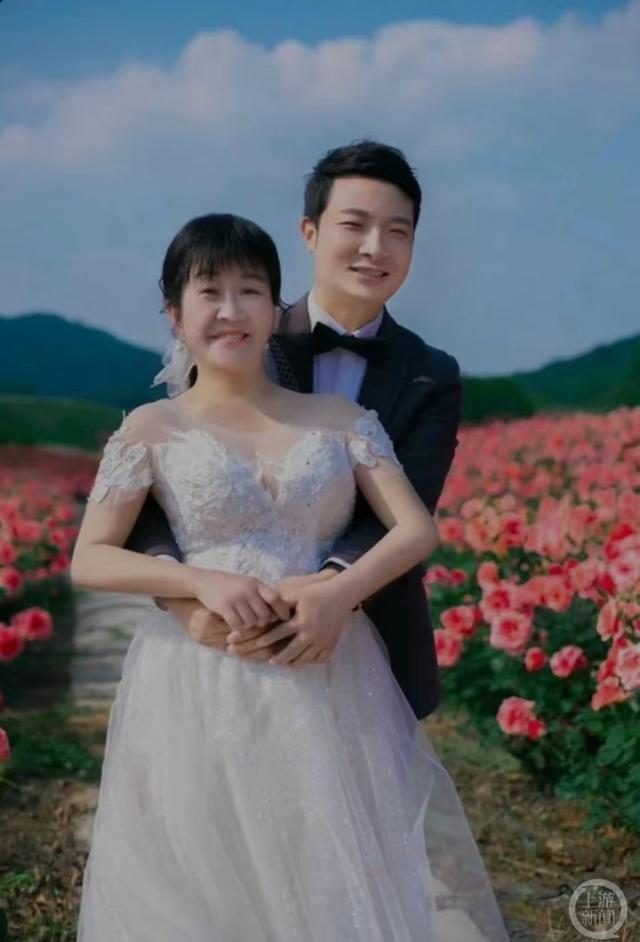 余秀华46岁，杨槠策32岁，两人相识于2021年冬天，2022年1月1日杨槠策宣布两人恋爱