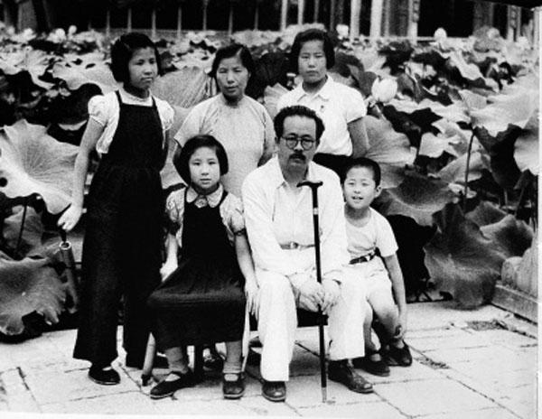 1950年夏，任弼时携全家在颐和园。