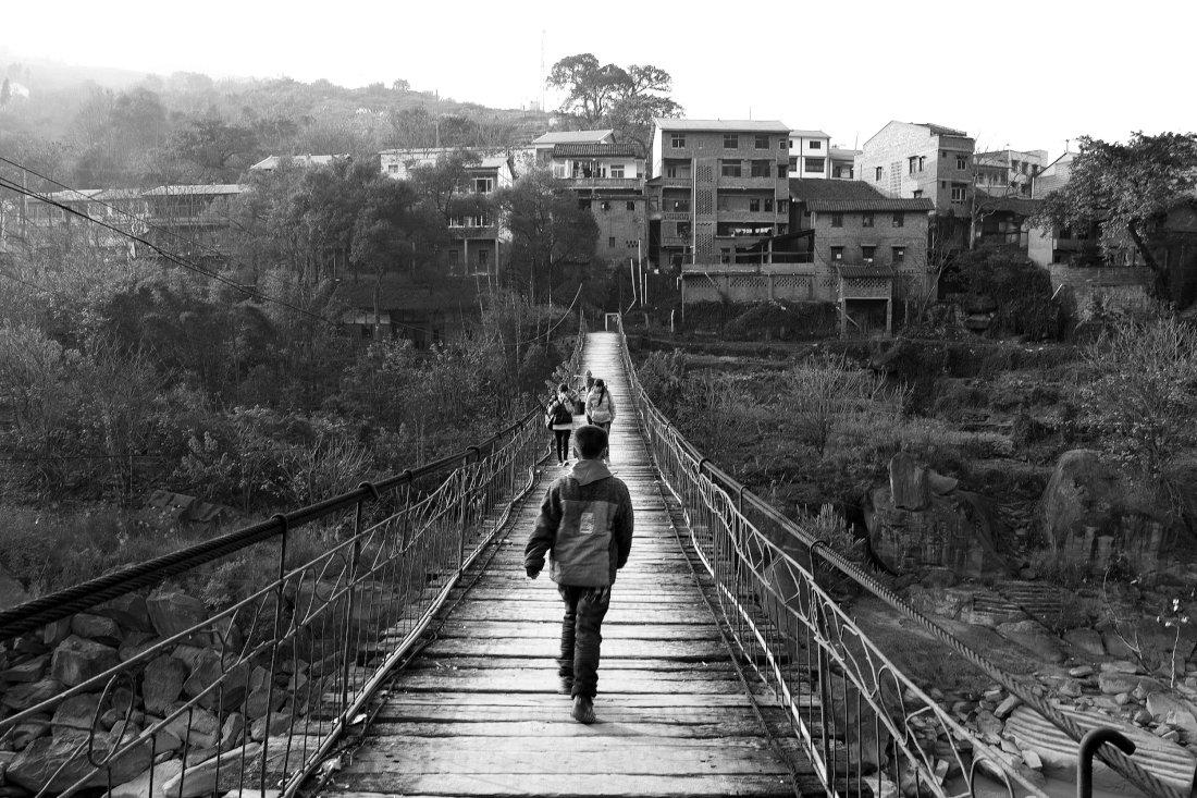 这座“甩甩桥”曾经出现在刘德华的电影《失孤》中，成为了当地人津津乐道的故事。