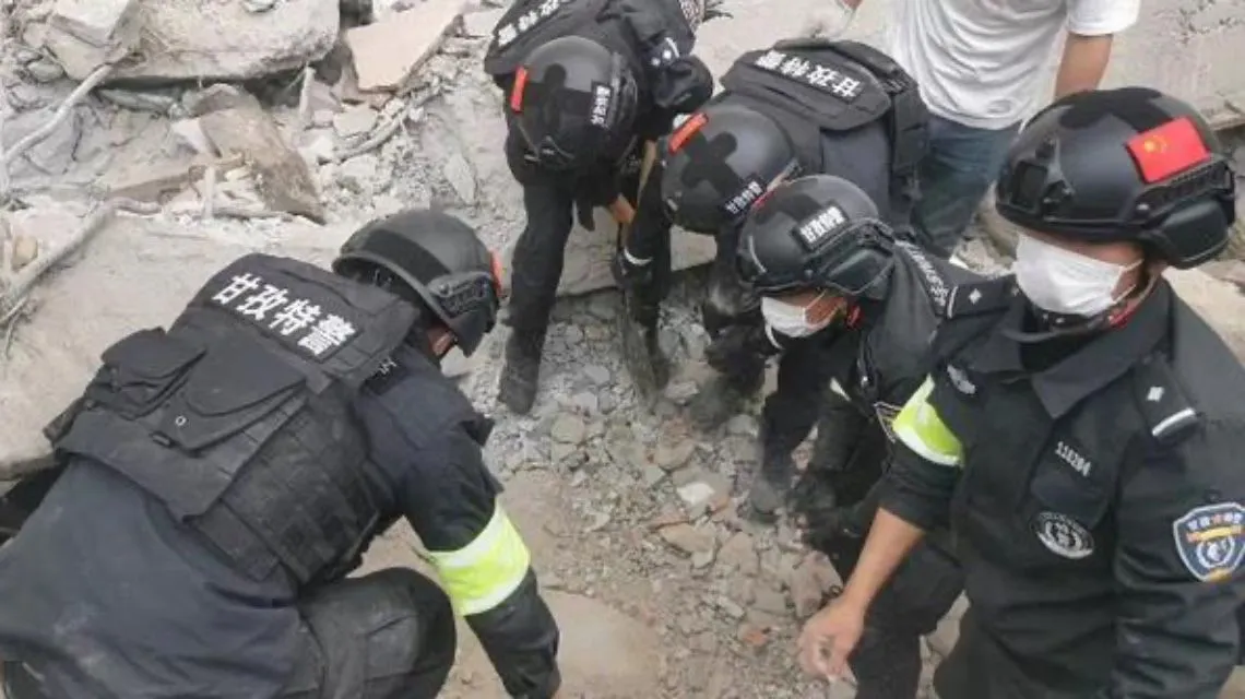 甘孜特警从废墟中徒手解救出一名被困男子