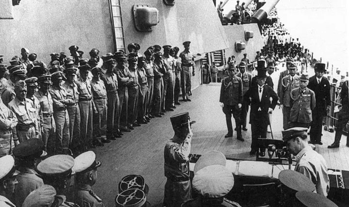 图为1945年9月2日，日本向盟军投降仪式在东京湾密苏里号军舰上举行。新华社发