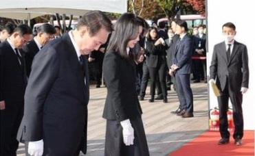 韩国踩踏事故后总统夫妇拜祭