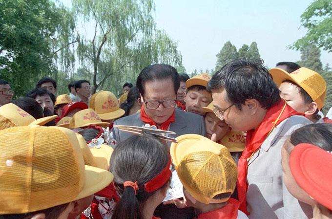 同江泽民主席一起过儿童节的经历