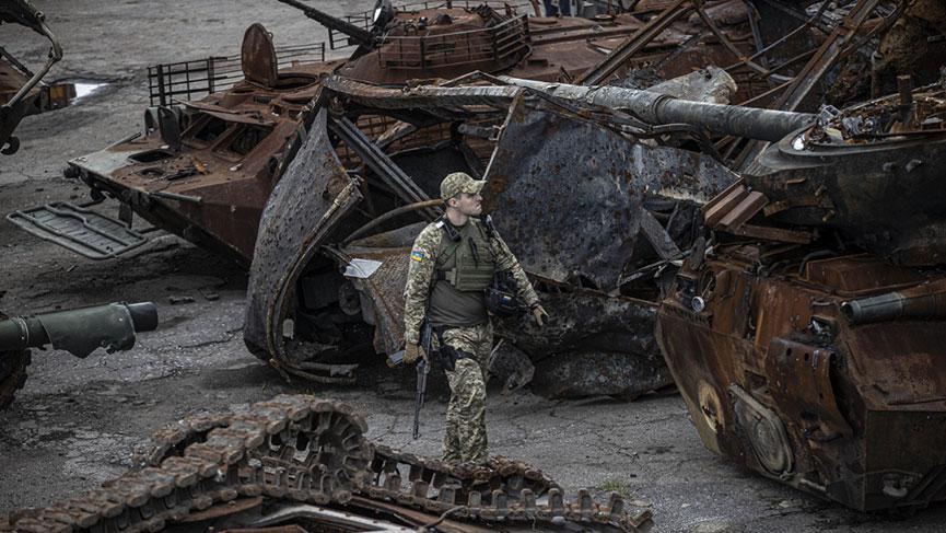 一名乌军士兵走过俄军在利曼市区中留下的残骸。来源：NPR News