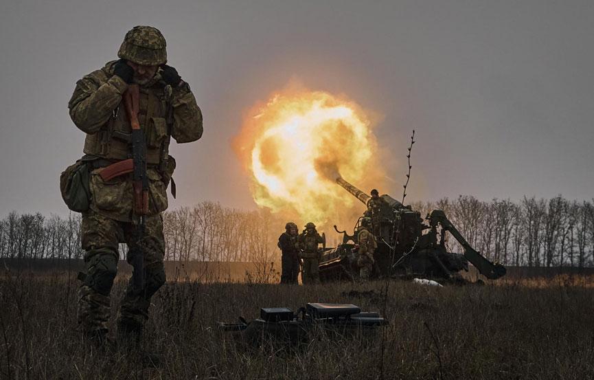 乌克兰炮兵在巴赫穆特周边开火射击。来源：美联社