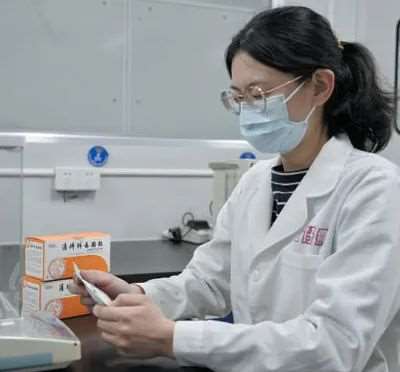 漳州片仔癀药业股份有限公司工作人员对清肺排毒颗粒进行检验。林逸培摄