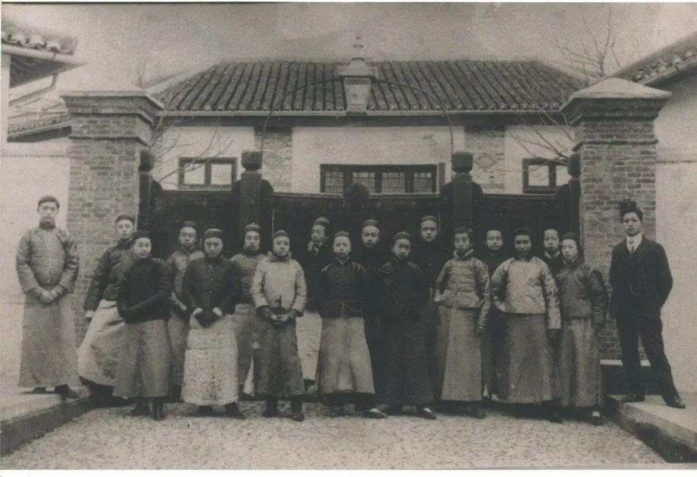 ◉1909年摄于苏州中学校（俗称草桥中学）门口。前排左一为叶圣陶。后排左二为顾颉刚。