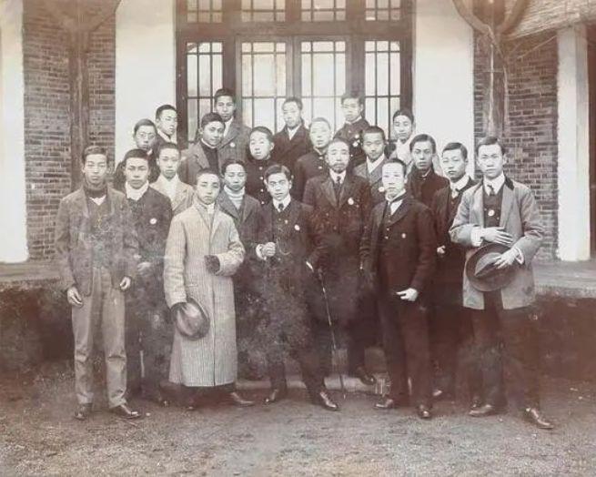 ◉苏州公立第一中学堂毕业照。后排右一为叶圣陶，1911年冬