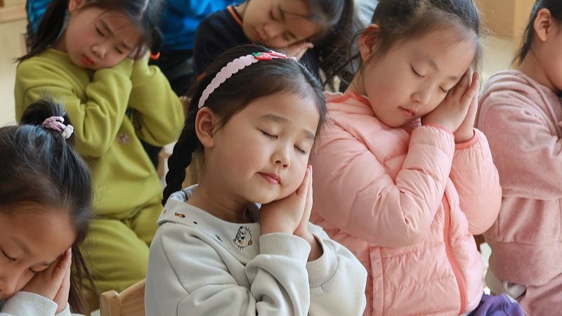 河北省邯郸市，孩子们在幼儿园接受睡眠指导。