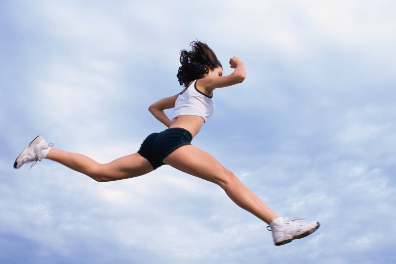 剧烈运动虽会让人神清气爽，却加速心跳、代谢，等于在“燃烧生命”。